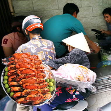 Người Sài Gòn đội nắng, chờ hơn 1 tiếng để tranh mua “mâm cua dì Ba”