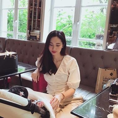 Sau 5 tháng sinh, cuối cùng Hoa hậu Đặng Thu Thảo cũng chịu khoe con gái đầu lòng
