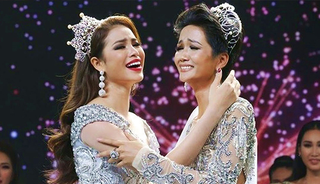 Dính quá nhiều thị phi, CĐM buộc Phạm Hương nhường ngôi "hoa hậu quốc dân" cho H'Hen Niê Dính quá nhiều thị phi, CĐM buộc Phạm Hương nhường ngôi "hoa hậu quốc dân" cho H'Hen Niê