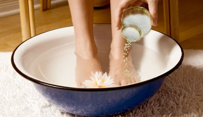 Quá nhiều lợi ích kỳ diệu khi ngâm chân bằng nước muối mà có thể bạn chưa biết Quá nhiều lợi ích kỳ diệu khi ngâm chân bằng nước muối mà có thể bạn chưa biết