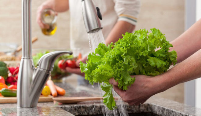 Ngâm trong nước muối không diệt được vi khuẩn, chuyên gia chỉ cách rửa rau đúng nhất Ngâm trong nước muối không diệt được vi khuẩn, chuyên gia chỉ cách rửa rau đúng nhất