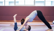 Bộ ảnh đáng yêu của bà mẹ trẻ và con gái 3 tuổi cùng tập yoga