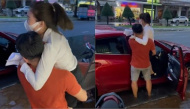 Đường mưa nước ngập, chồng bế bổng vợ ra xe ô tô vì sợ vợ lấm chân