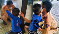Nghẹn lòng hình ảnh chiến sĩ công an chỉ dám hôn con trai qua cửa kính