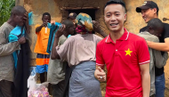 Người dân Châu Phi bật khóc khi nhận quà từ Team Quang Linh Vlog