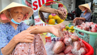 Cụ bà 80 tuổi vẫn ra đường mưu sinh, bán từng rổ trái cây để chữa bệnh
