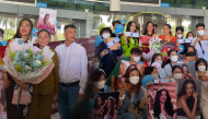Kim Duyên trở về Việt Nam: Ngọc Châu lộn mèo giữa sân bay để đón