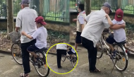 Cảm động hình ảnh cụ ông “một chân” đón cháu trai tan học bằng xe đạp