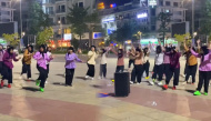 Hội người cao tuổi "chất như nước cất":  Đi giày sneaker nhảy flashmob