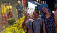 Hoa hậu Thùy Tiên bị bắt gặp mặc đồ bộ, mang dép lê đi bán hoa Tết