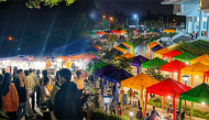 Sinh viên làng đại học Thủ Đức nô nức kéo nhau đi chợ đêm sắm đồ Tết