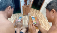 Cháu chụp hình ông ngoại liền cài hình nền, ngắm nghía với nụ cười cưn