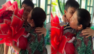 Được chồng tặng hoa 8/3: Người vợ xúc động ôm chồng trước khi nhận hoa