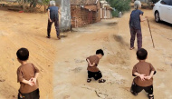 Cười xỉu trước hình ảnh cháu trai "sao chép" dáng đi của bà y đúc