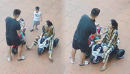 Lỡ hứa chăm vợ như em bé, lấy về phải đút cơm cho "nóc nhà" ăn thật