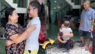 Mẹ bỉm 7 năm mới về thăm nhà: Cháu trai lần đầu gặp đã ôm chầm lấy bà