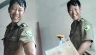 Người đàn ông dù đi làm vất vả, vẫn nở nụ cười đưa hết tiền cho vợ