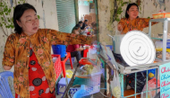 Người mẹ "khuyết tay" bán cháo, nuôi ước mơ cho cô con gái học Đại học