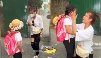Bịt kín mặt để trêu con, mẹ đi xa 3 năm vỡ òa vì con vẫn nhận ra ngay