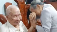 Khoảnh khắc em gái 88 tuổi bịn rịn chia tay anh trai 101 tuổi