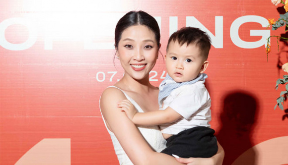 Vợ chồng MC Liêu Hà Trinh tặng quà ý nghĩa cho con trai tròn 1 tuổi