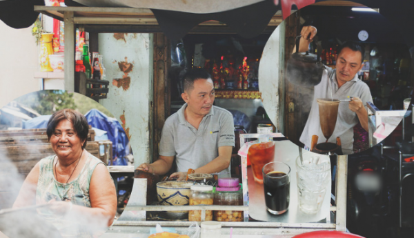 Quán cà phê vợt đặc biệt 60 năm tuổi trong khu chợ người Hoa 