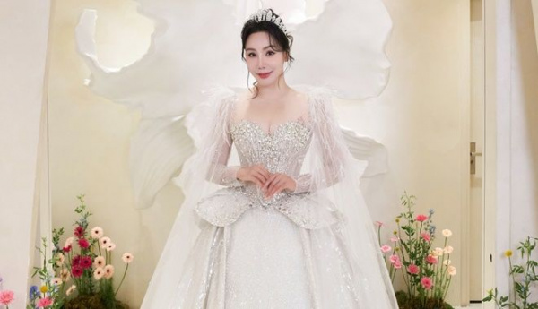 Hồ Quỳnh Hương mặc váy cưới đính 10.000 viên pha lê