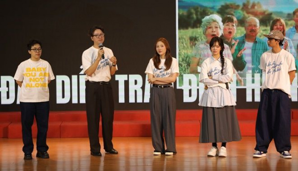 Dàn cast "Nhà mình đi thôi" mang câu chuyện gia đình vào giảng đường