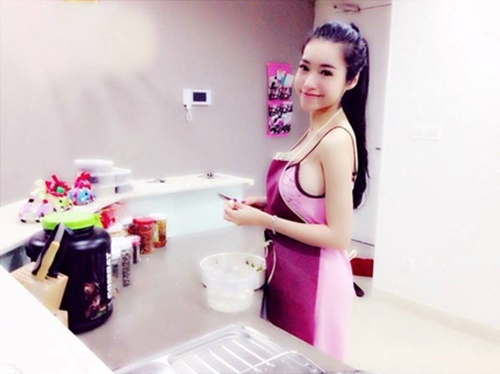 Muôn màu muôn vẻ của Mỹ nhân Việt khi vào bếp