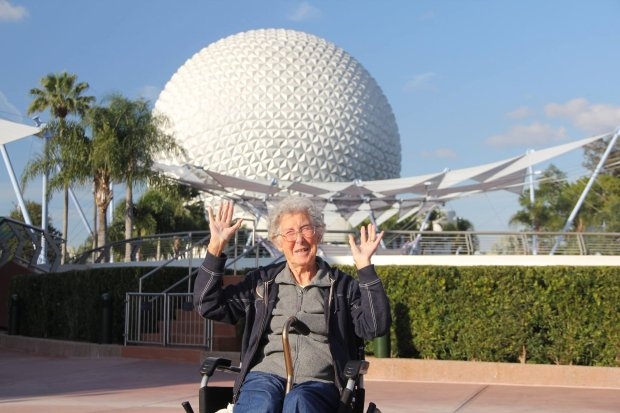 Ngưỡng mộ cụ bà 90 tuổi bị ung thư đi du lịch vòng quanh thế giới