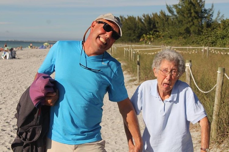Ngưỡng mộ cụ bà 90 tuổi bị ung thư đi du lịch vòng quanh thế giới