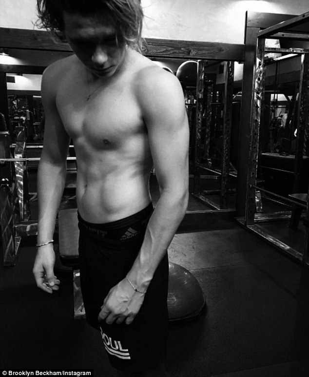 Ở tuổi 17, Brooklyn Beckham sở hữu thân hình vô cùng vạm vỡ và nam tính nhờ chăm chỉ tập gym.