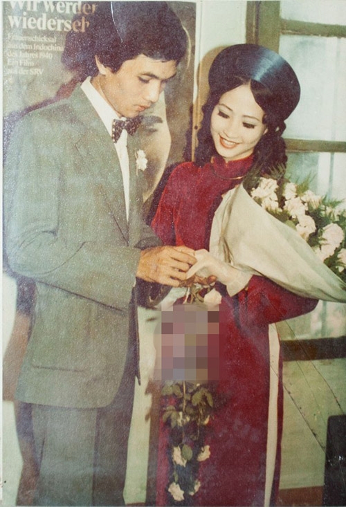 NSND Như Quỳnh và bức ảnh hạnh phúc trong ngày cưới với áo dài nhung đỏ, đầu đội mấn tôn đường nét khuôn mặt phúc hậu.