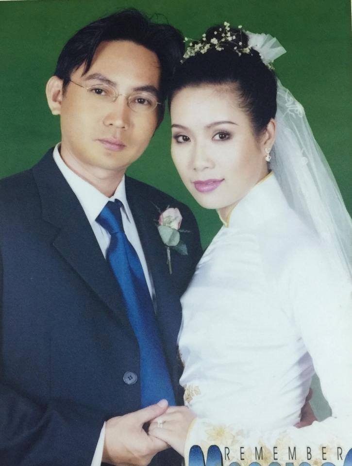 Trịnh Kim Chi chọn áo dài trắng, đeo khăn voan trong ngày cưới.