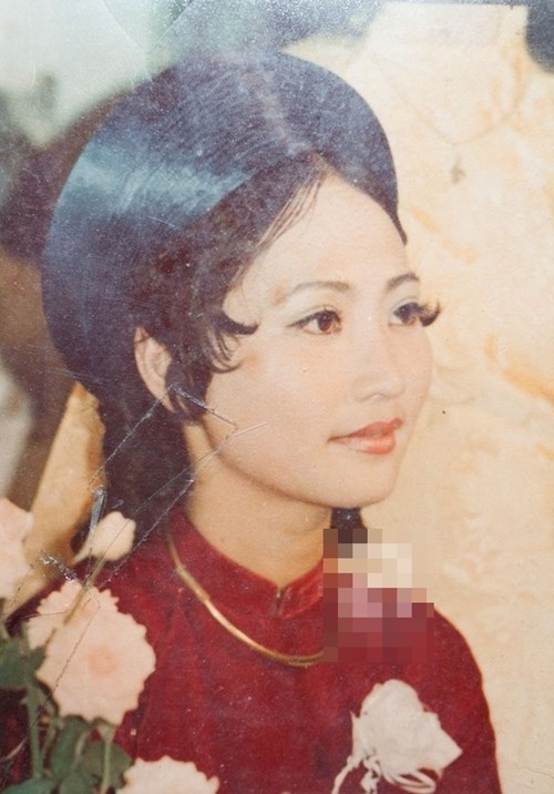 Trang phục đậm chất thiếu nữ Hà Thành sang trọng, cổ đeo kiềng vàng, áo dài nhung đằm thắm của nữ diễn viên thời xuân thì.