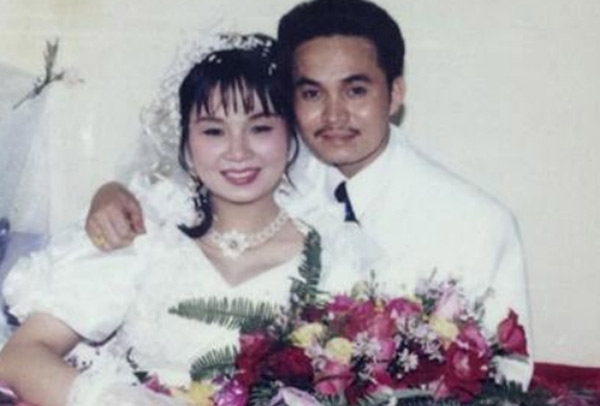 Bức ảnh cưới hiếm hoi của vợ chồng nghệ sĩ Xuân Hinh. Những chiếc vòng cổ nhựa được đính kết hạt tỉ mỉ được lòng các cô dâu hơn 20 năm trước.
