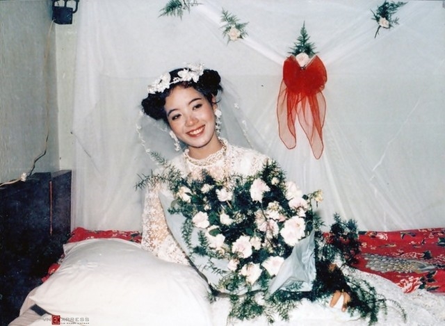 Kiểu tóc và phụ kiện cầu kỳ của cô dâu Chiều Xuân khi tròn 20 tuổi.