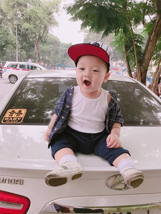 Hôm 6/11, Khánh Ly cho con trai đi chơi ở phố đi bộ Hà Nội. Cậu nhóc hơn 7 tháng tuổi được mẹ 'lên đồ' sành điệu, ngồi chụp ảnh trên cốp sau ôtô.