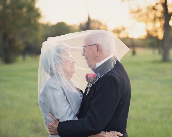 Cặp vợ chồng già chụp bộ ảnh cưới đầu tiên sau 70 năm bên nhau