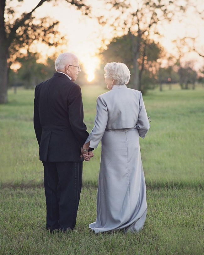 Cặp vợ chồng già chụp bộ ảnh cưới đầu tiên sau 70 năm bên nhau