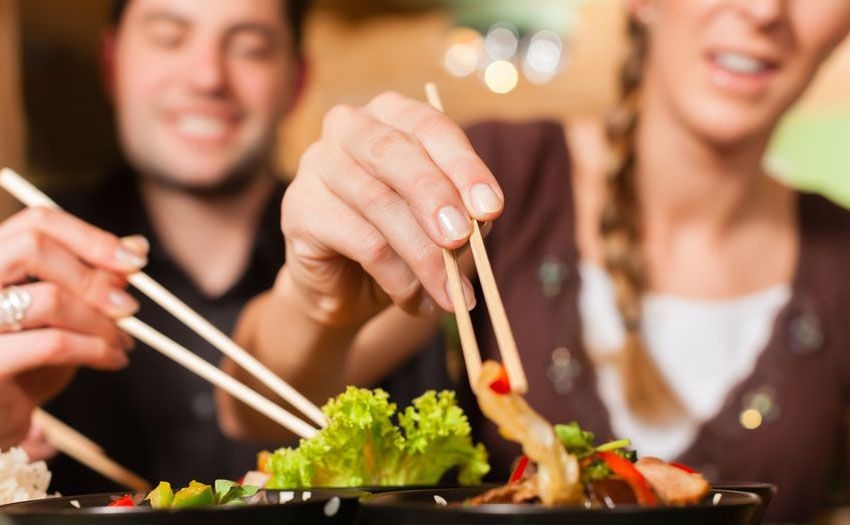 Học cách ăn uống đúng mực, sành điệu khi đi tiệc hoặc nhà hàng