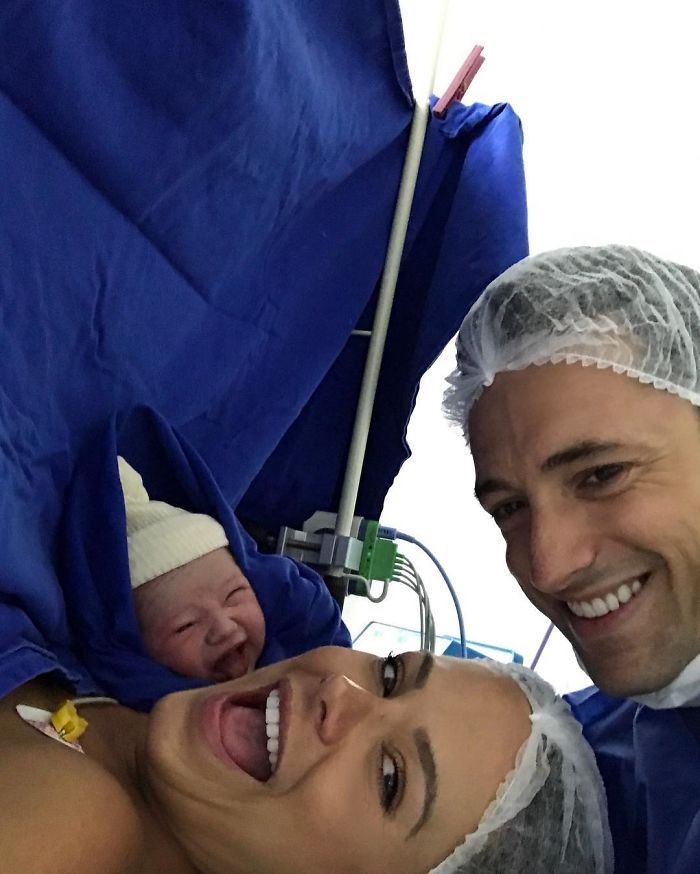 Khoảnh khắc em bé mới sinh selfie cùng bố mẹ khiến dân mạng “rần rần”