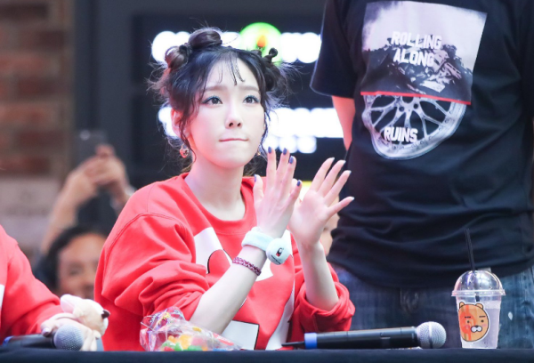 bestie idol nu co ban tay dep