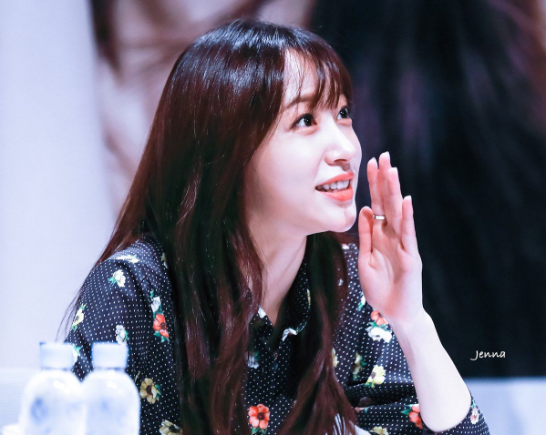 bestie idol nu co ban tay dep