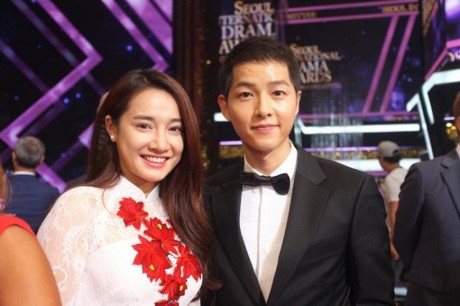 bestie sao viet chup hinh bat tay voi sao quoc te