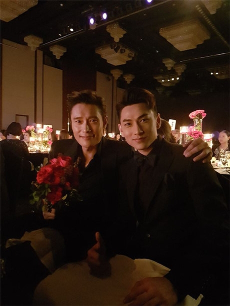 bestie sao viet chup hinh bat tay voi sao quoc te