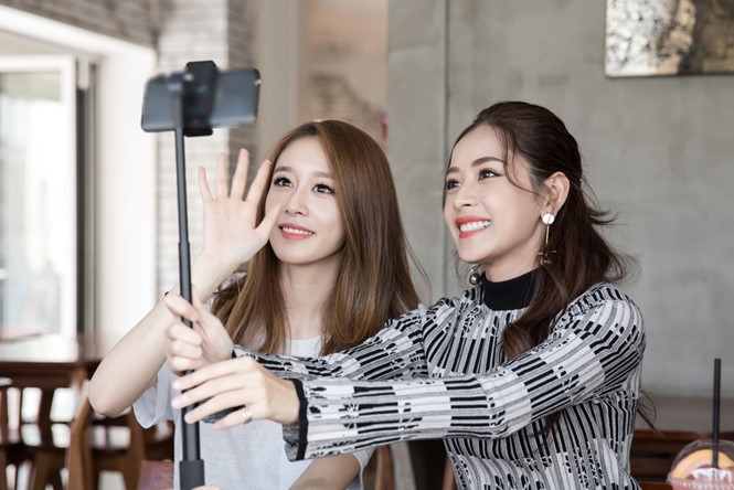 bestie sao viet chup hinh bat tay voi sao quoc te