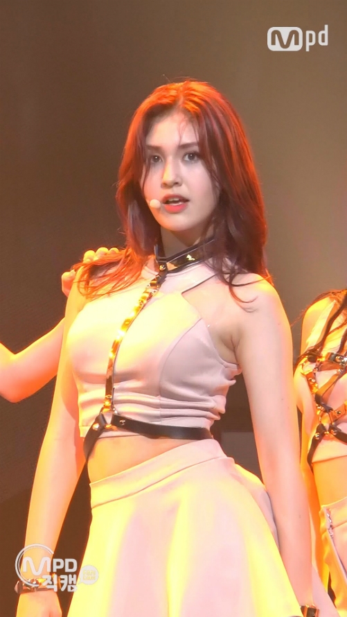bestie day dai nguc cua idol nu