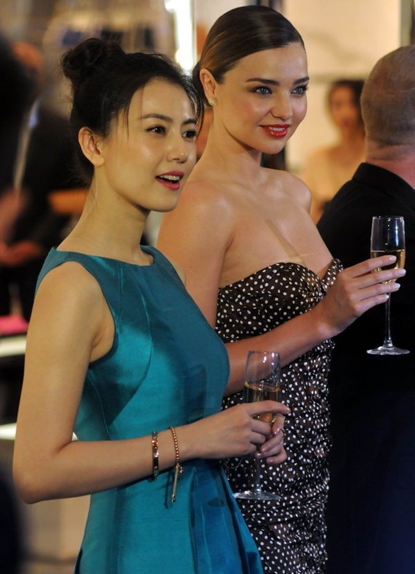 bestie khi my nhan chau a doc sac ben nguoi dep phuong tay