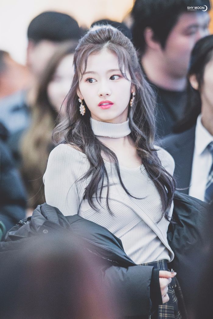 Sana (TWICE) được so sánh đẹp như công chúa Disney